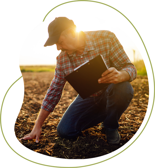 Agriculteur à genou dans un champ