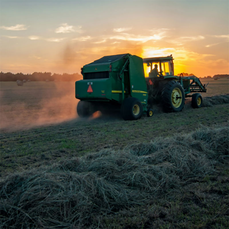 recolte-ecologique-coucher-soleil.jpg Tracteur